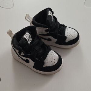 Jordan 1 Mid SE Toddler Black and White Sneakers